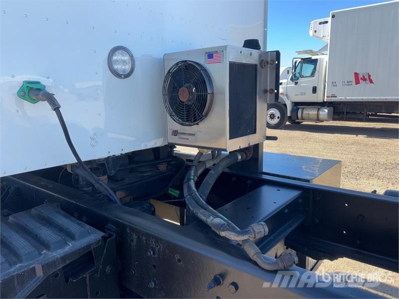 International 5900i 8x6 Sleeper Cab and Chassis Кабины
