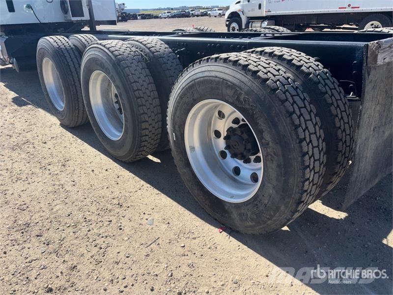 International 5900i 8x6 Sleeper Cab and Chassis Кабины