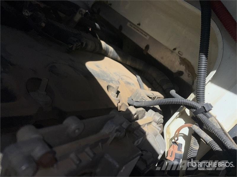 International 5900i 8x6 Sleeper Cab and Chassis Кабины