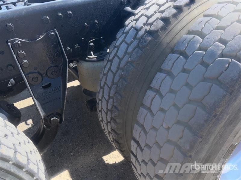 International 5900i 8x6 Sleeper Cab and Chassis Кабины