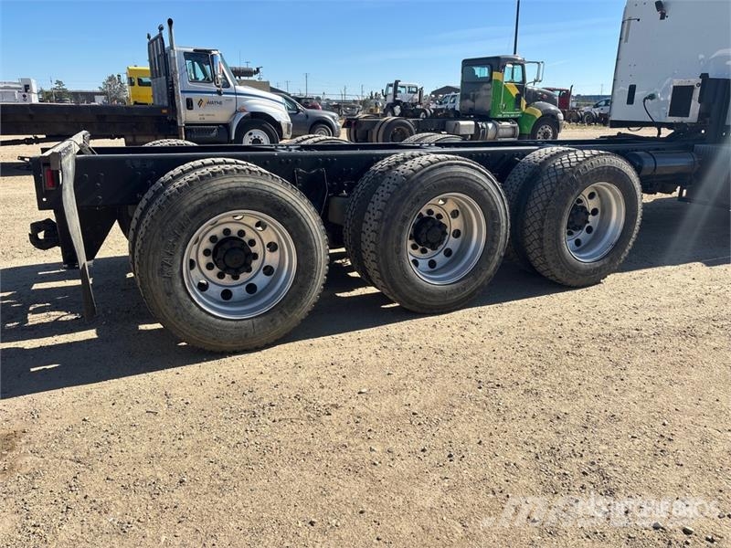 International 5900i 8x6 Sleeper Cab and Chassis Кабины