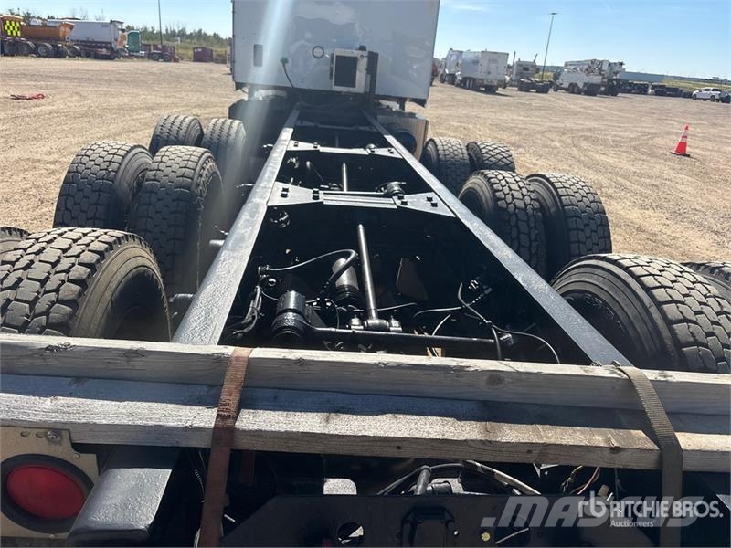 International 5900i 8x6 Sleeper Cab and Chassis Кабины