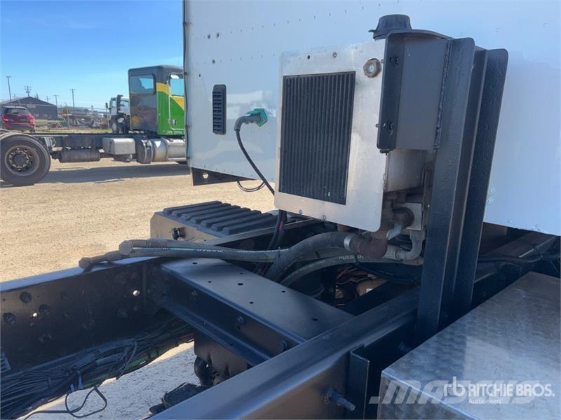International 5900i 8x6 Sleeper Cab and Chassis Кабины
