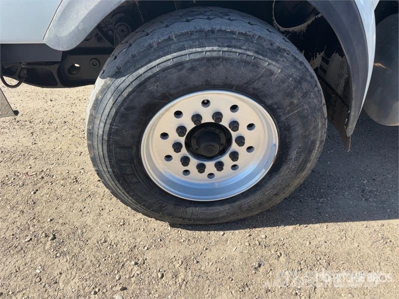International 5900i 8x6 Sleeper Cab and Chassis Кабины