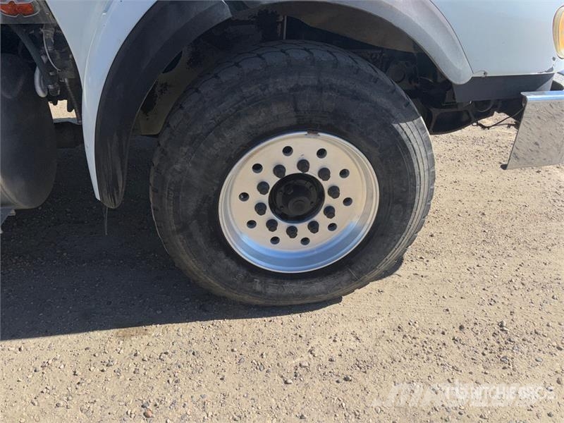 International 5900i 8x6 Sleeper Cab and Chassis Кабины