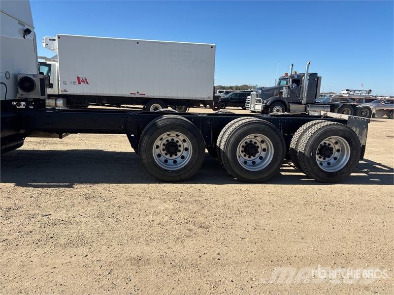International 5900i 8x6 Sleeper Cab and Chassis Кабины