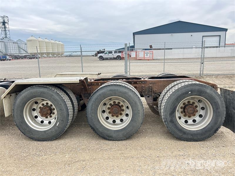 International 5900i Cab and Chassis Cabines