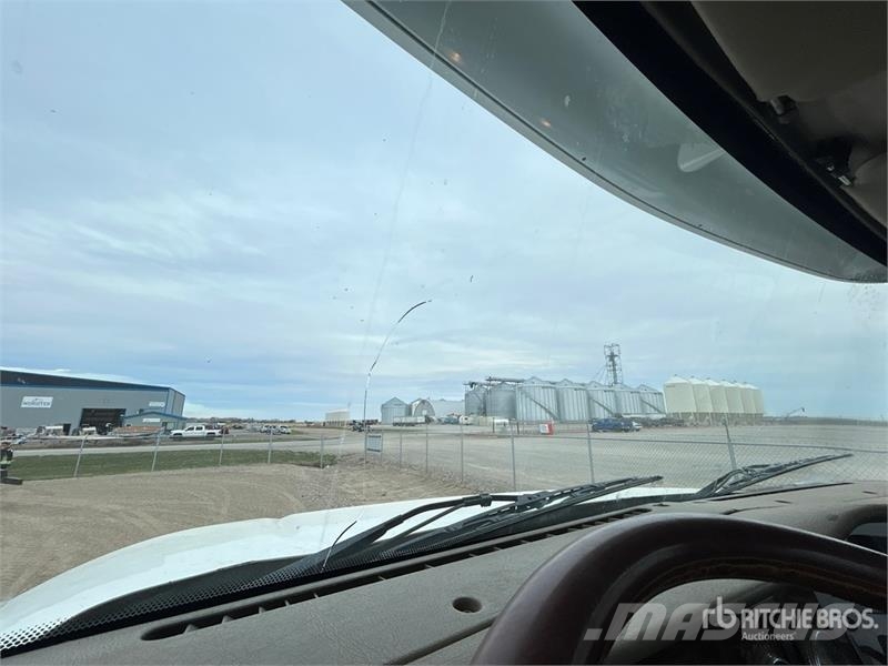 International 5900i Cab and Chassis Cabines