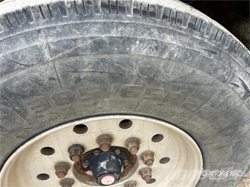 International 5900i Cab and Chassis Cabines