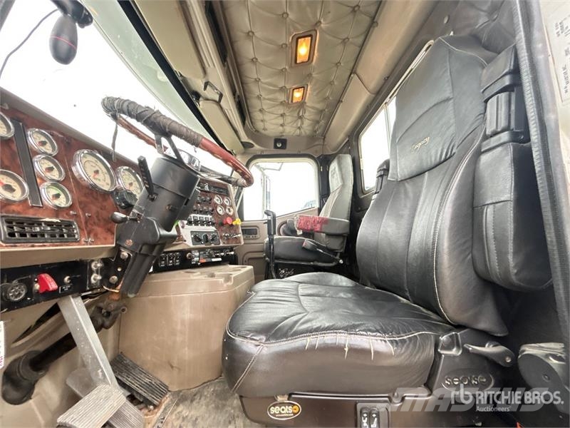 International 5900i Cab and Chassis Cabines