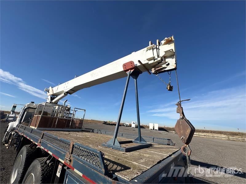 International 600C 34000 lb Straight Boom on International 2674  起重车