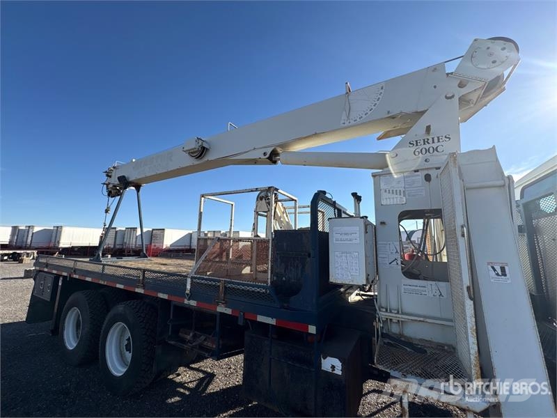 International 600C 34000 lb Straight Boom on International 2674  起重车