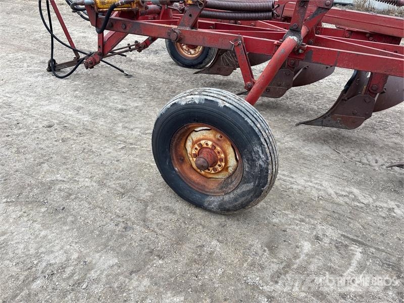 International 70 12 ft 6 Bottom Breaking Plow Pflüge