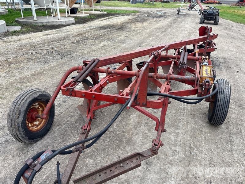 International 70 12 ft 6 Bottom Breaking Plow Pflüge