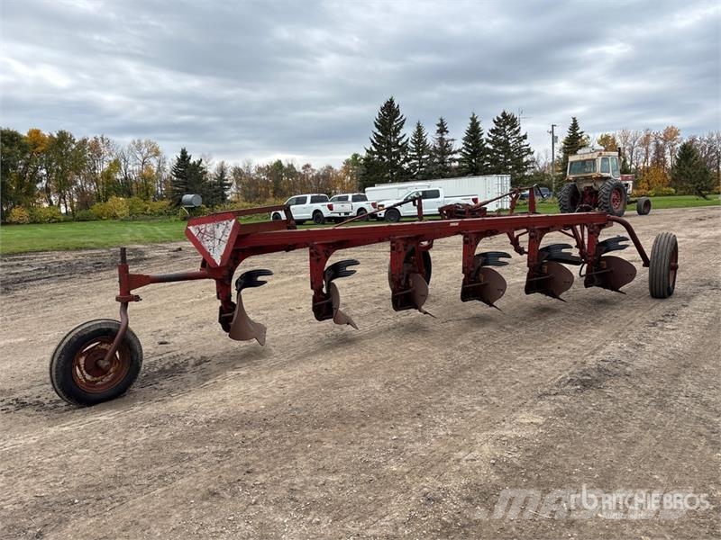 International 70 12 ft 6 Bottom Breaking Plow Pflüge