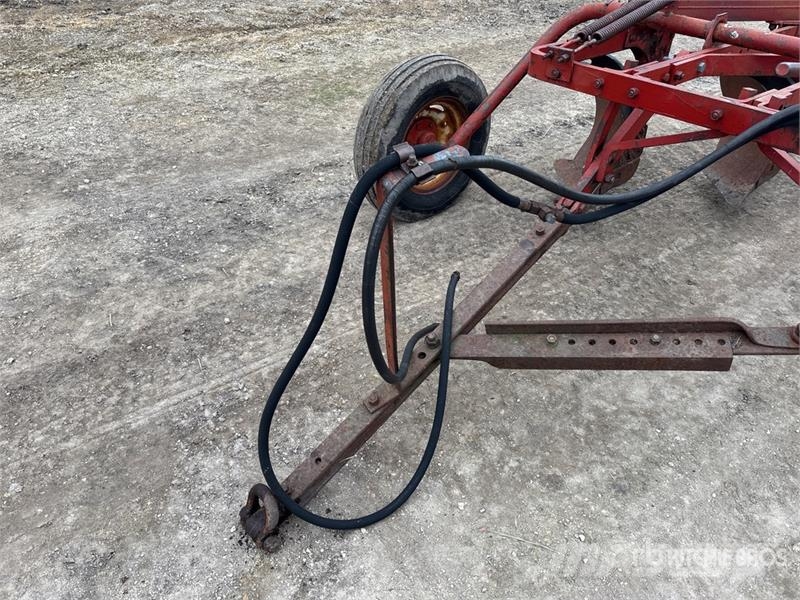 International 70 12 ft 6 Bottom Breaking Plow Pflüge