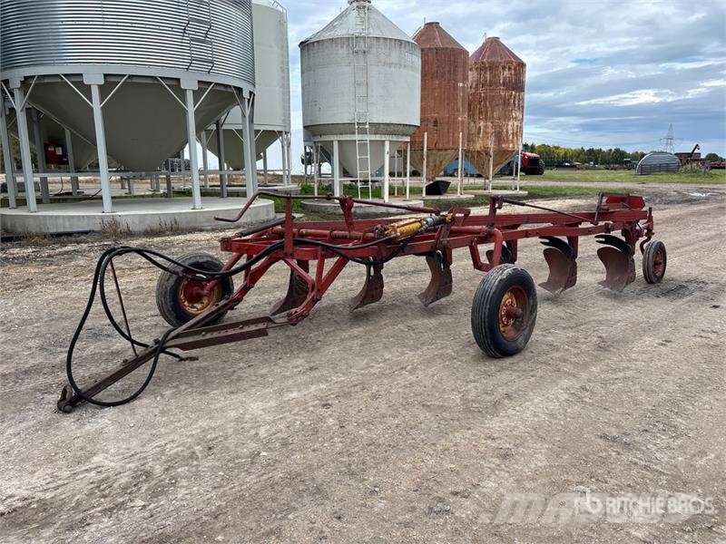 International 70 12 ft 6 Bottom Breaking Plow Pflüge