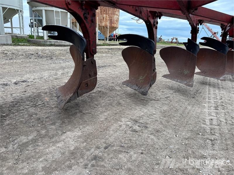 International 70 12 ft 6 Bottom Breaking Plow Pflüge