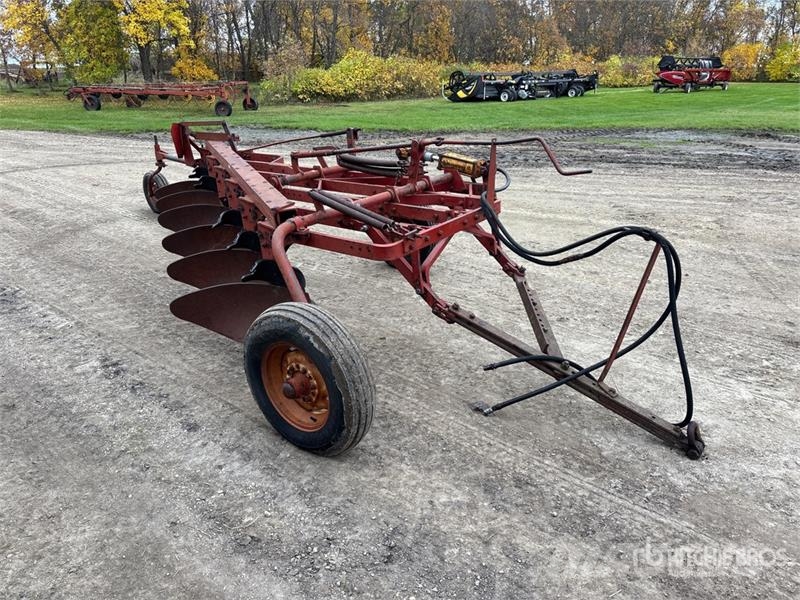 International 70 12 ft 6 Bottom Breaking Plow Pflüge