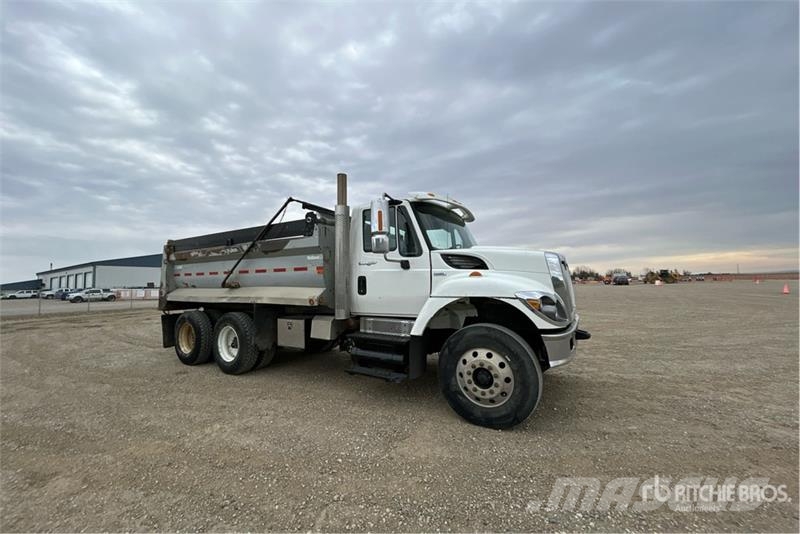 International 7400 شاحنات قلابة