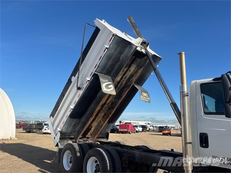 International 7400 Tippbil