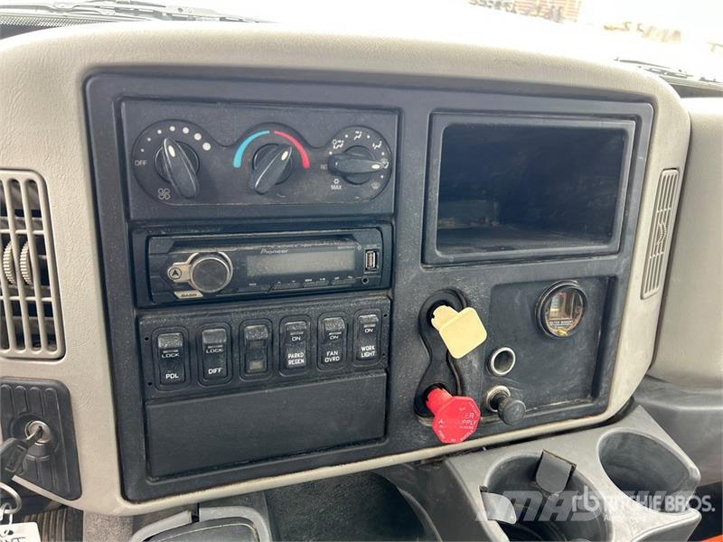 International 7400 شاحنات قلابة