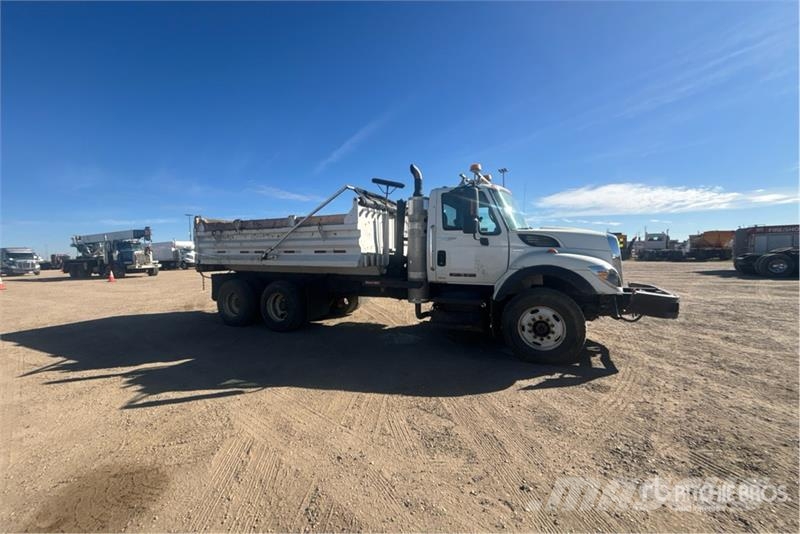 International 7400 Tippbil