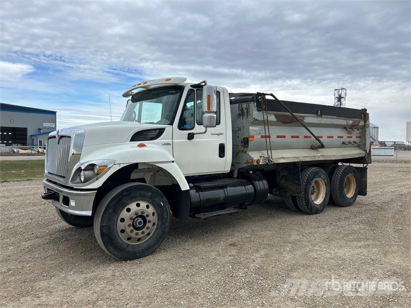 International 7400 شاحنات قلابة