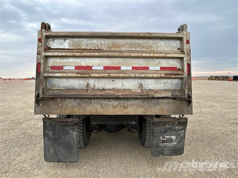International 7400 شاحنات قلابة