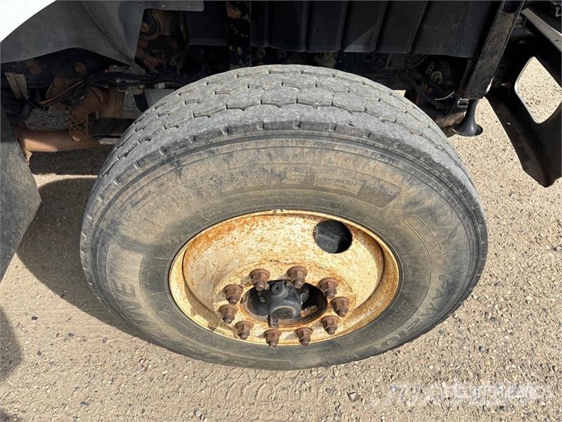 International 7400 Kabine i unutrašnjost