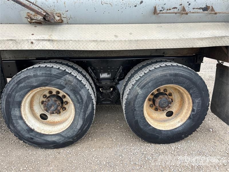 International 7400 شاحنات قلابة