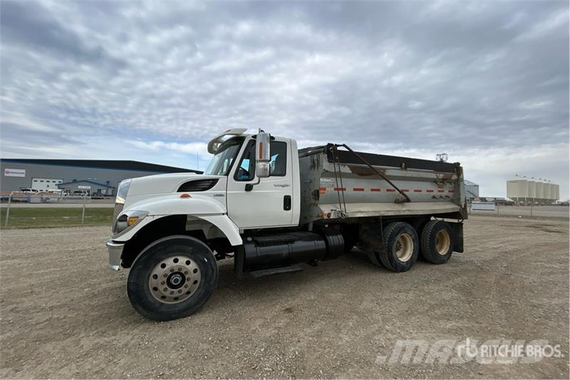 International 7400 شاحنات قلابة