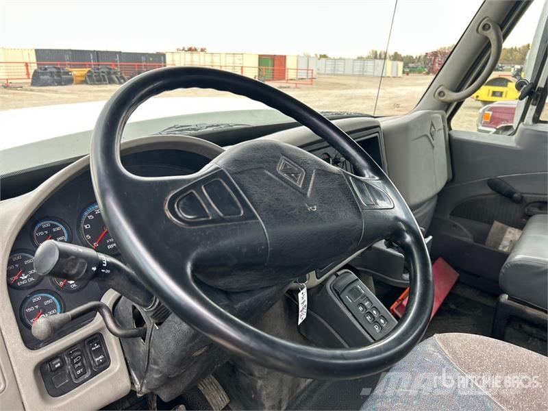International 7400 شاحنات قلابة