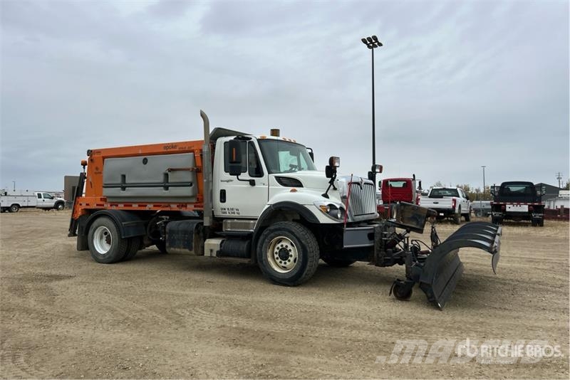 International 7400 SBA 4x2 Snow Plow Truck Municipal/vehicul cu uz general