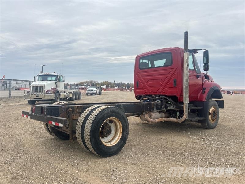 International 7400 WorkStar 4x2 Cab and Chassis Cabinas