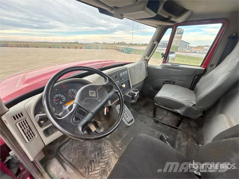 International 7400 WorkStar Cab and Chassis Cabines