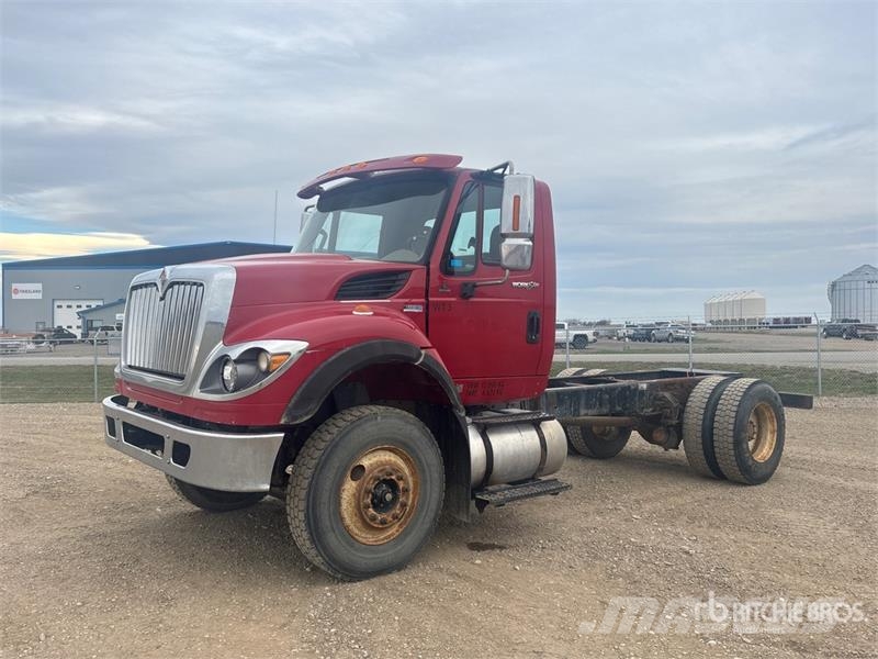 International 7400 WorkStar 4x2 Cab and Chassis Cabinas