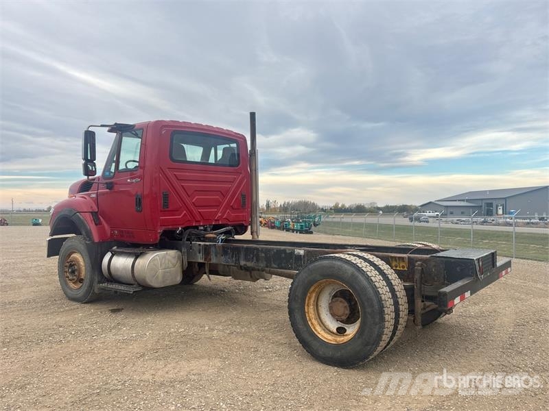 International 7400 WorkStar 4x2 Cab and Chassis Cabinas