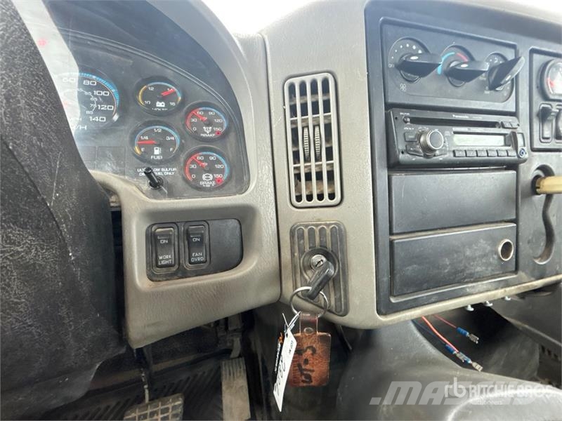 International 7400 WorkStar Cab and Chassis Cabines