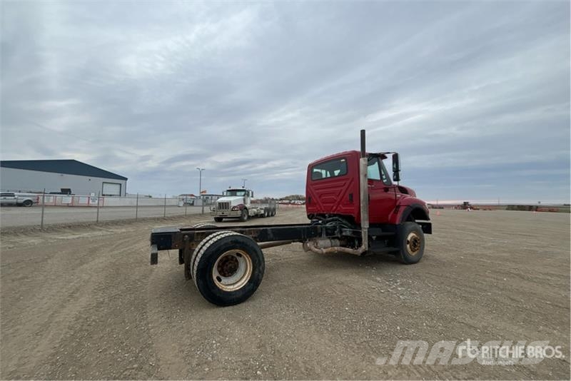 International 7400 WorkStar Cab and Chassis Cabines