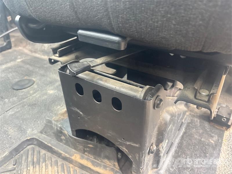 International 7400 WorkStar Cab and Chassis Cabines