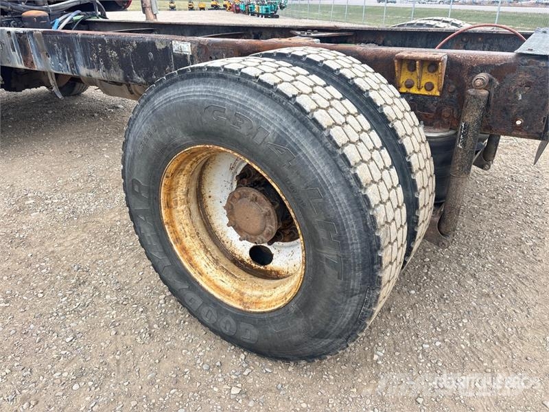 International 7400 WorkStar 4x2 Cab and Chassis Cabinas