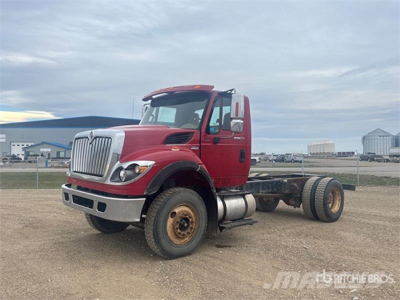 International 7400 WorkStar Cab and Chassis Cabines