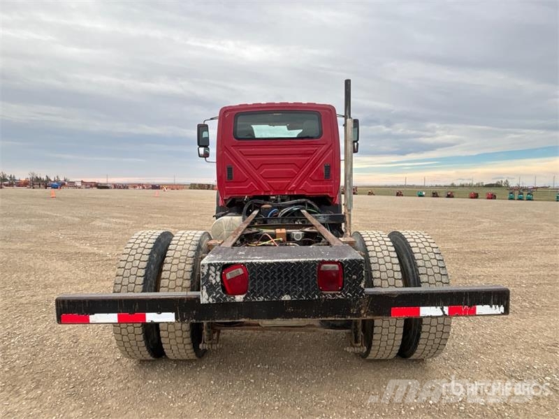 International 7400 WorkStar 4x2 Cab and Chassis Cabinas