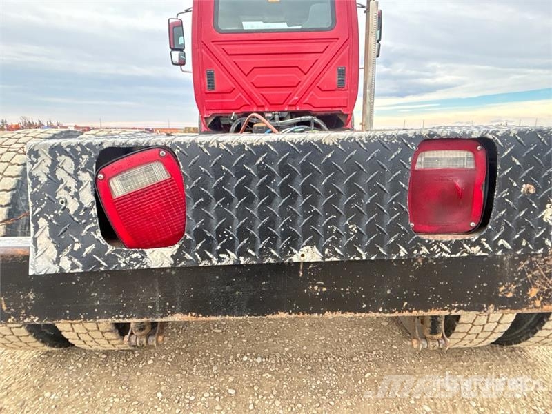 International 7400 WorkStar 4x2 Cab and Chassis Cabinas