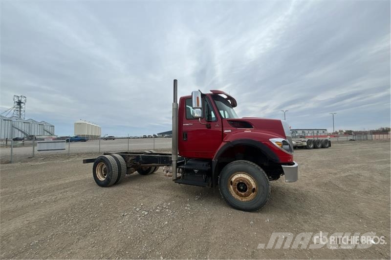 International 7400 WorkStar Cab and Chassis Cabines
