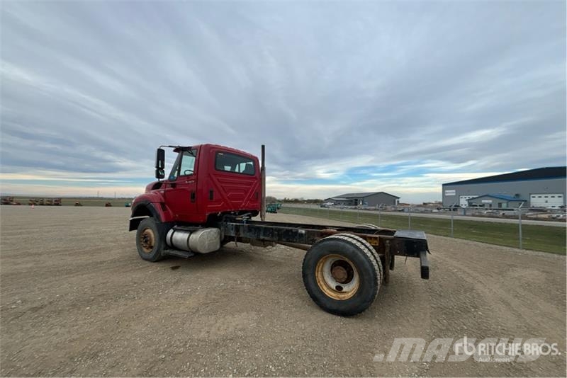 International 7400 WorkStar Cab and Chassis Cabines