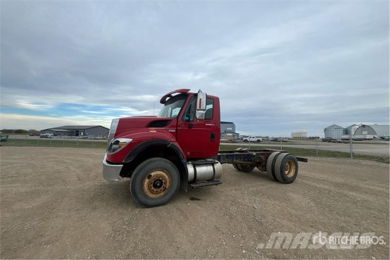 International 7400 WorkStar Cab and Chassis Cabines