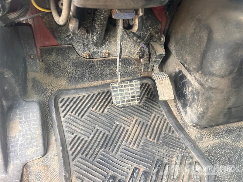 International 7400 WorkStar Cab and Chassis Cabines