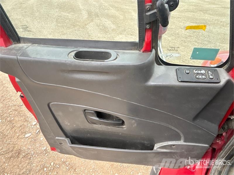 International 7400 WorkStar Cab and Chassis Cabines